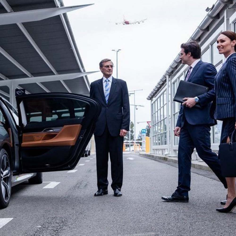 airport-to-hotel-in-style-the-journey-of-a-luxury-chauffeur-serv