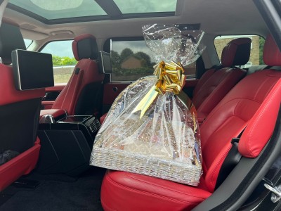 delivering-gift-on-range-rover-for-a-special-customer